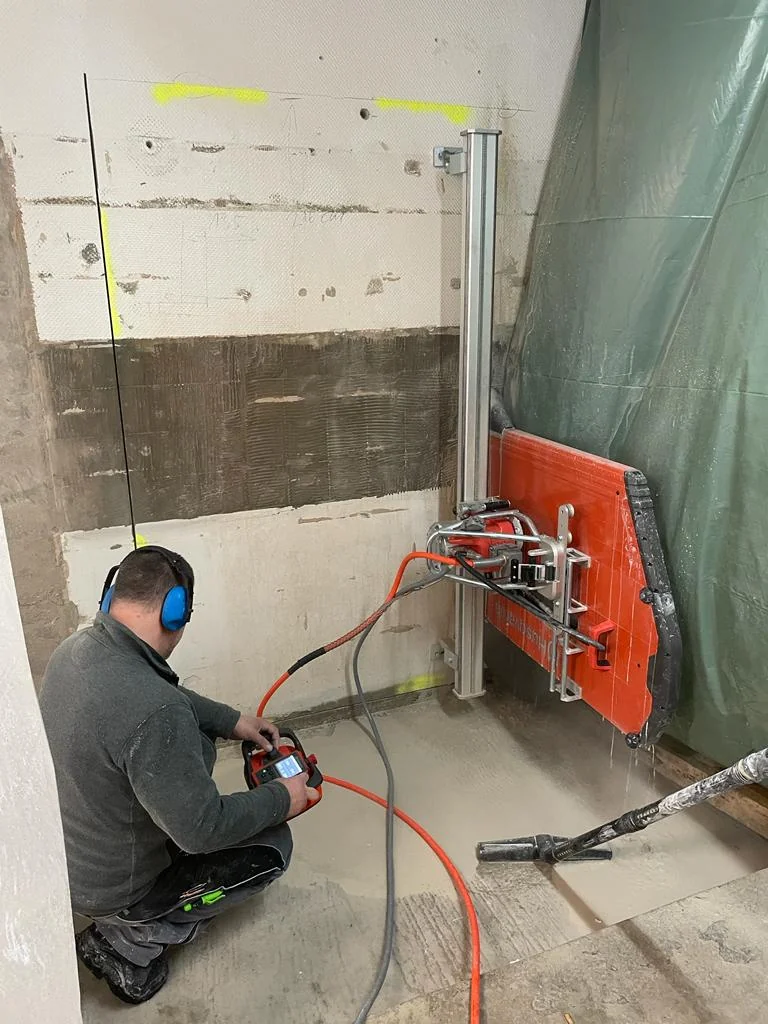 Installationsarbeiten in einem Bad während der Sanierung – Mesret Bau