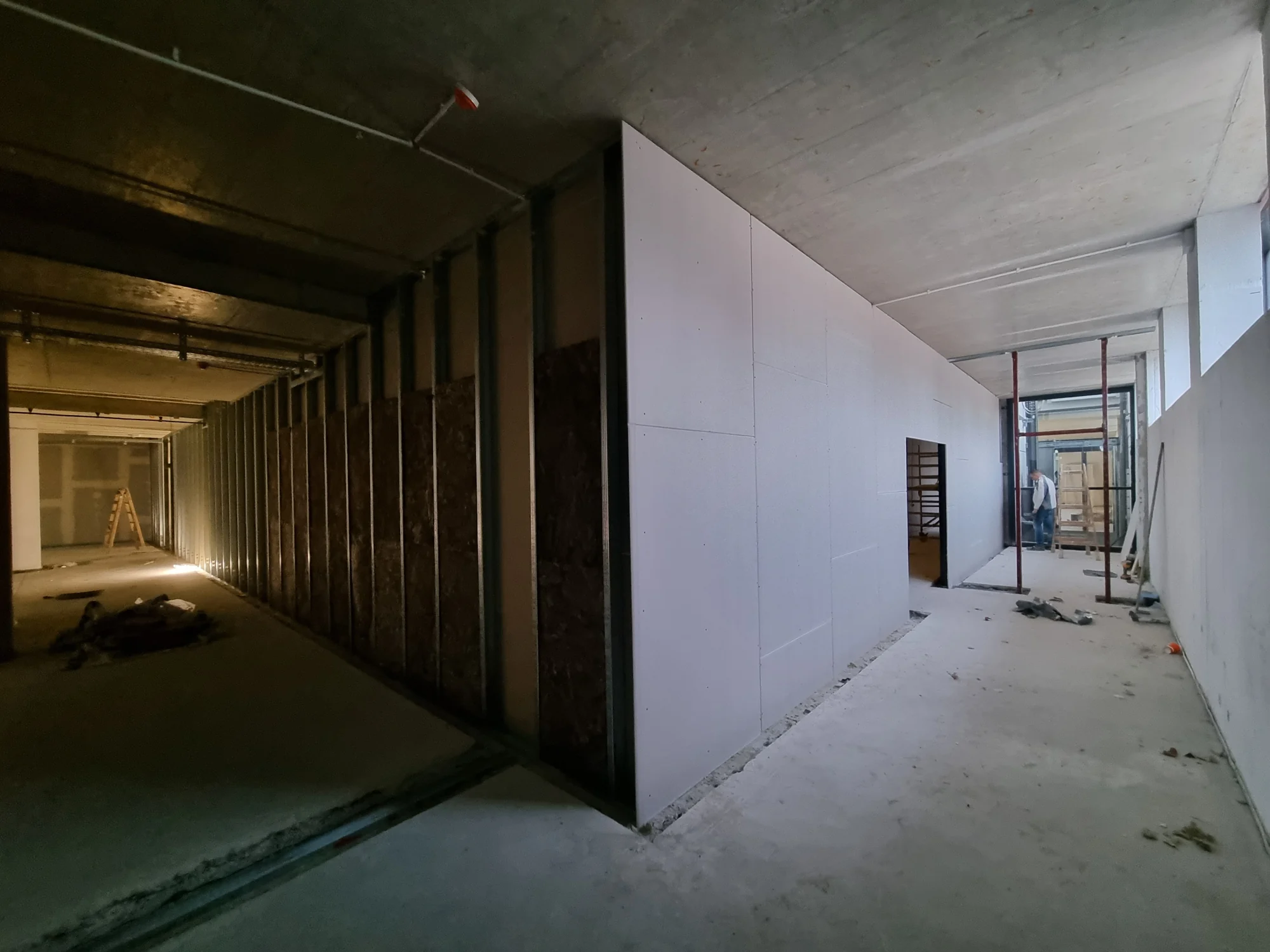Beplankte Trockenbau-Trennwand in einem Büro – Mesret Bau