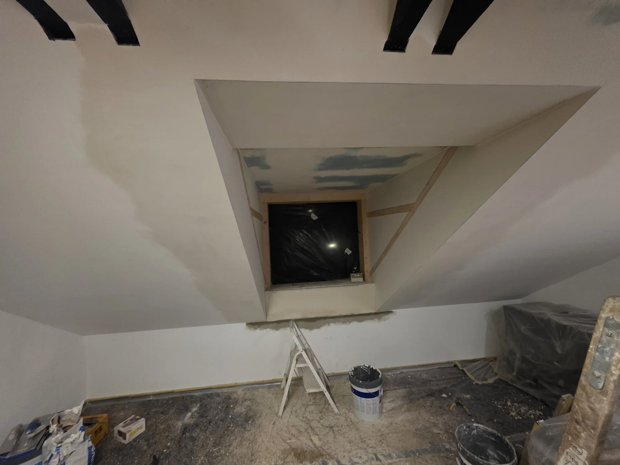 Abgehängte Decke mit Dachschräge im Dachgeschoss – Mesret Bau