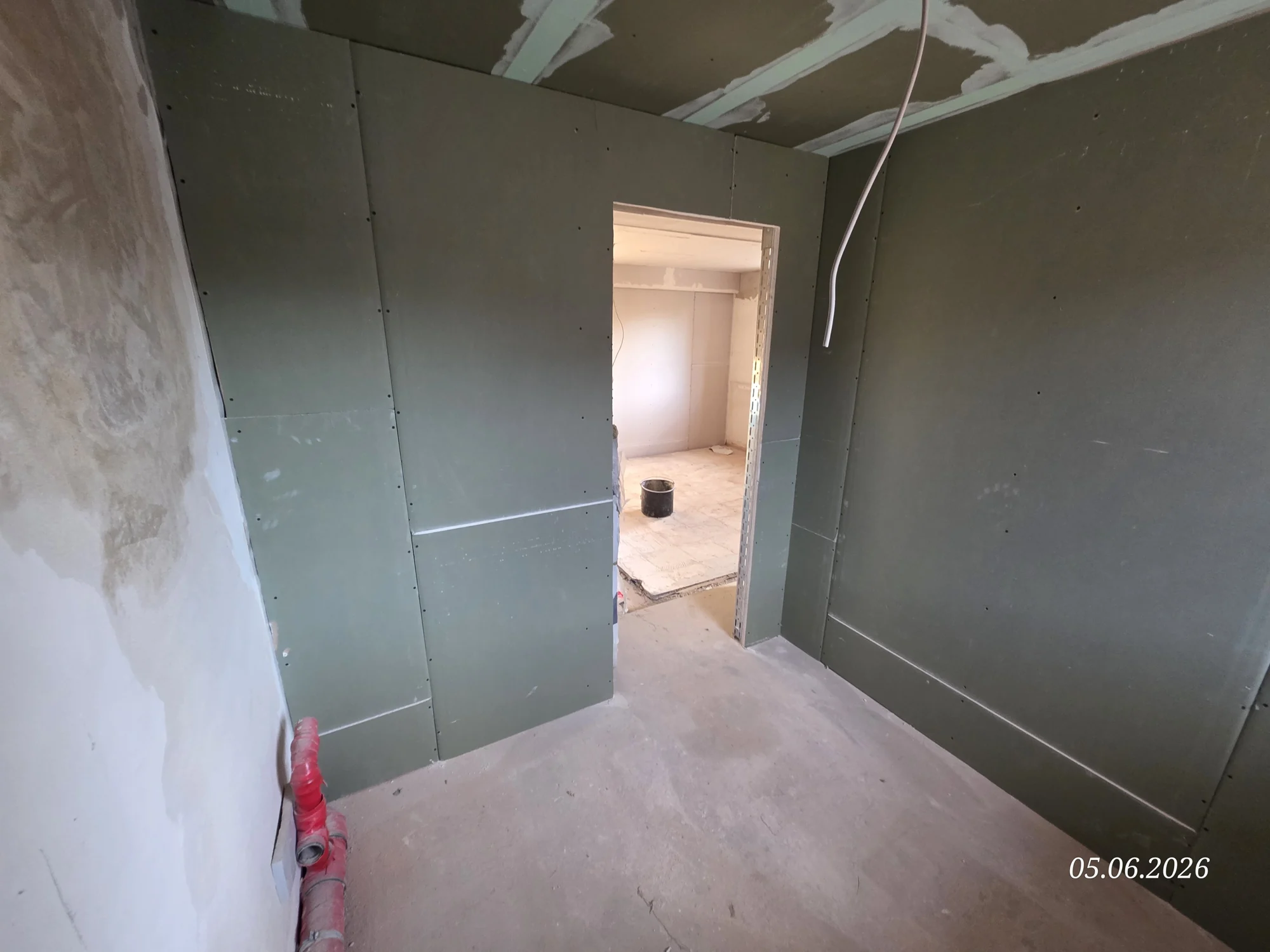 Verspachtelte Plattenfugen an einer Trockenbauwand – Mesret Bau