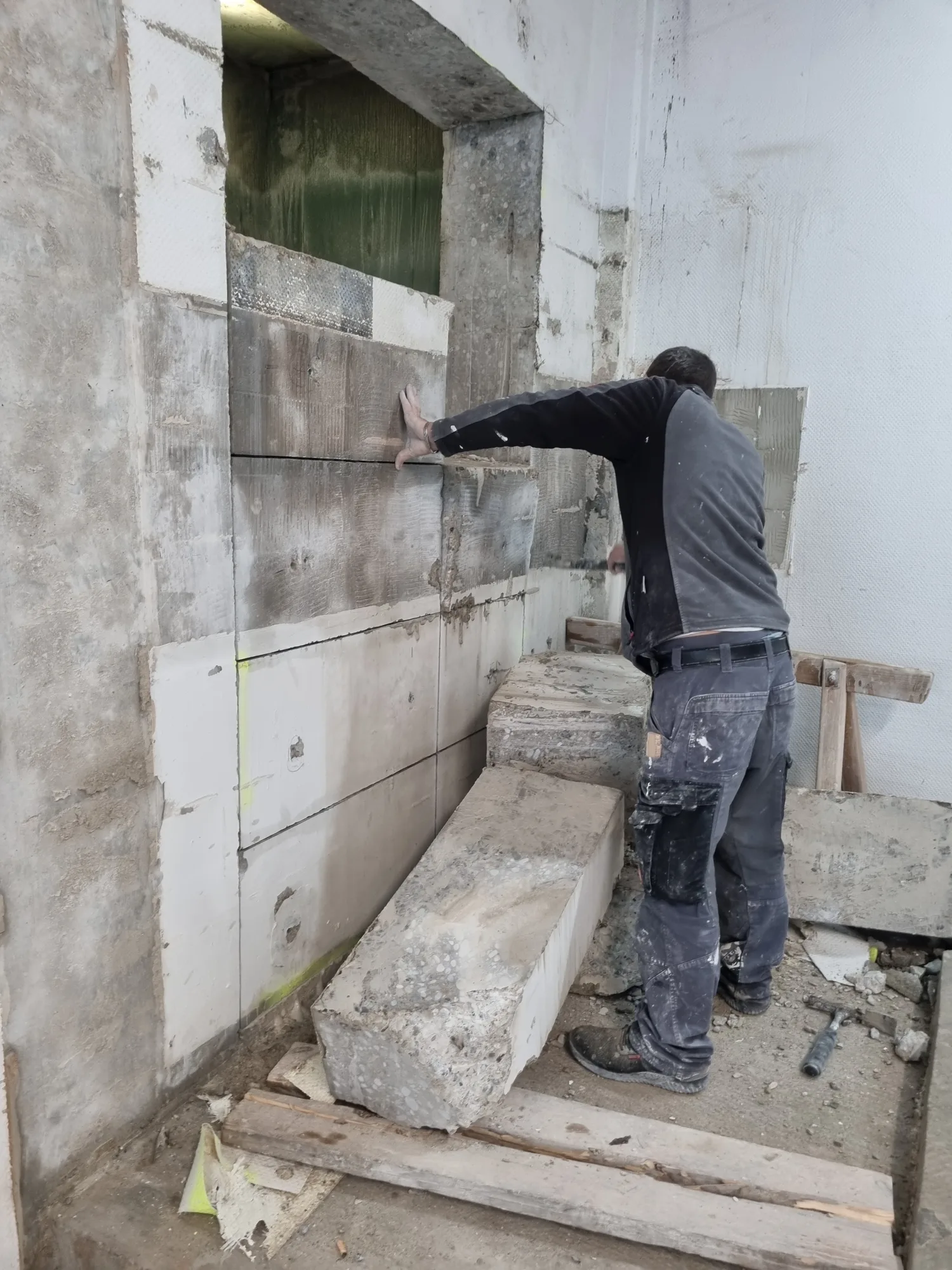 Mitarbeiter bei Wandarbeiten in einem Altbau – Mesret Bau