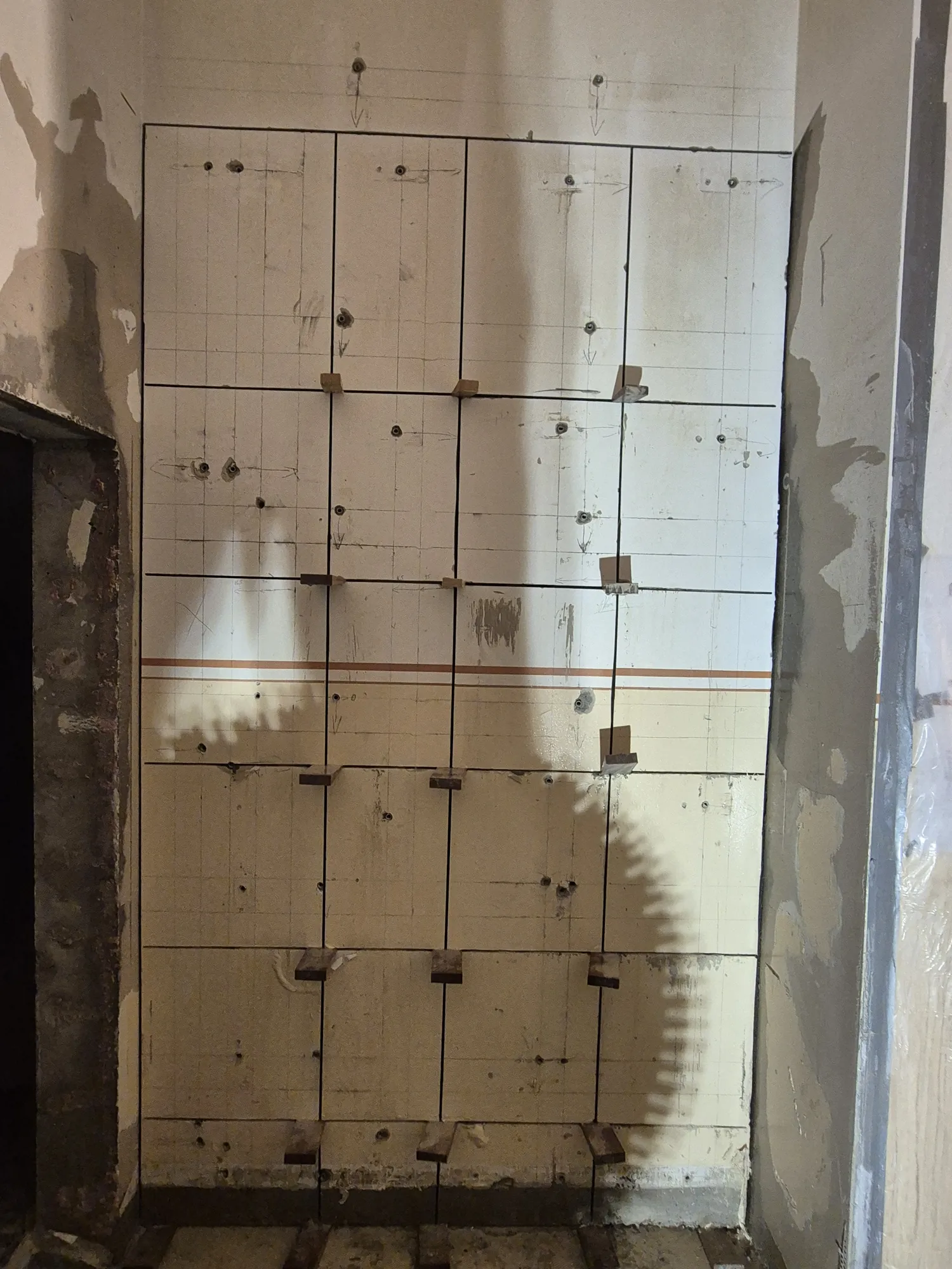 Verklebte Wandplatten im Detail – Mesret Bau
